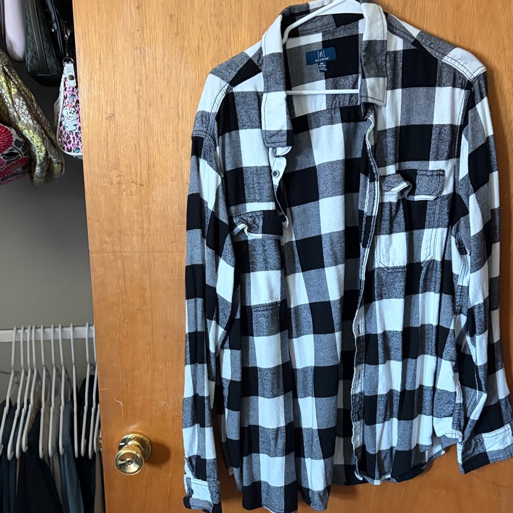 💕3/$25💕George Black and White Plaid Button-Down Shirt